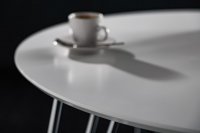 Table à manger design rond de 90 cm coloris blanc en bois et piètement en métal