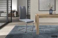 Chaise simili cuir gris avec piétement en acier chromé Chaises de s...