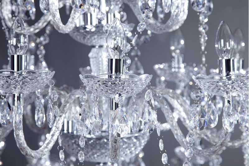 Lustre suspendu classique à 30 bougies coloris transparent