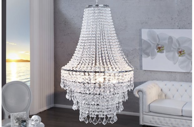 Lustre de luxe avec des cristaux en strass transparent