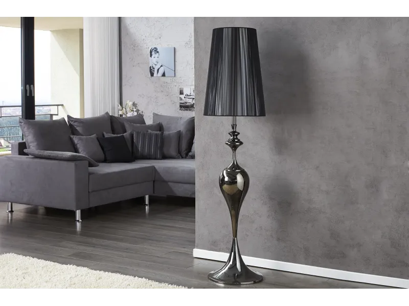 Lampadaire design baroque recouvert de fils de nylon noir