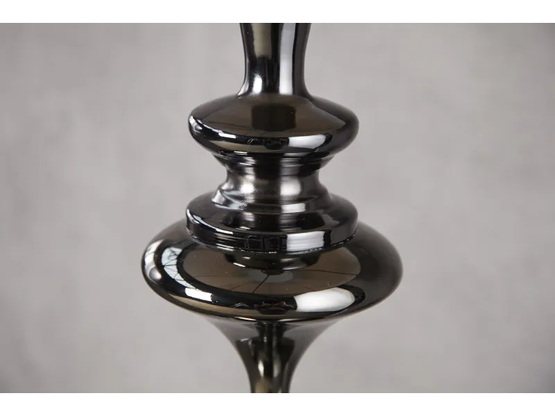 Lampadaire design baroque recouvert de fils de nylon noir