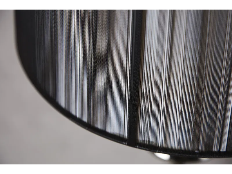 Lampadaire design baroque recouvert de fils de nylon noir