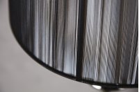 Lampadaire design baroque recouvert de fils de nylon noir