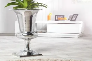 Vase design en aluminium de couleur argenté