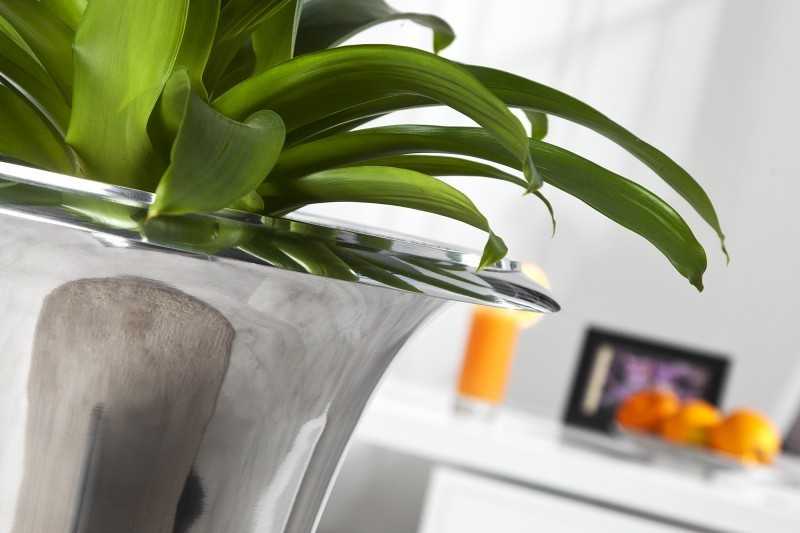 Vase design en aluminium de couleur argenté