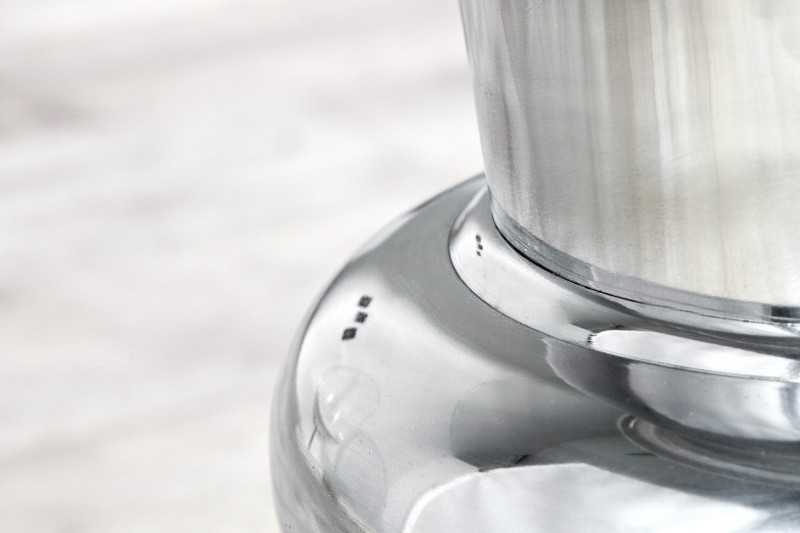 Vase design en aluminium de couleur argenté