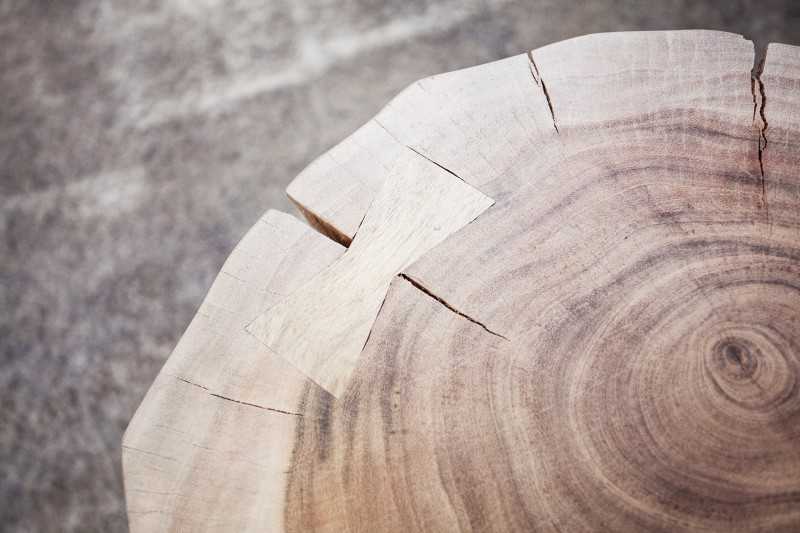 Table d'appoint en bois massif design industriel