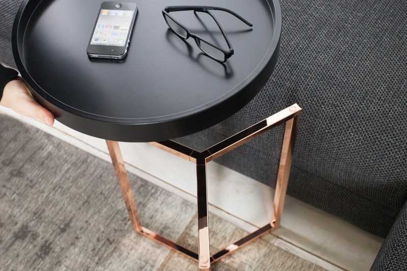 Table d'appoint design en bois noir / métal cuivré