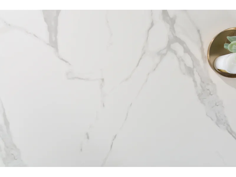Table basse SYMBIOSE 100 cm en céramique blanche aspect marbre avec plateau en verre trempé