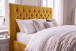 Lit Chesterfield Paris velours jaune moutarde 160×200 cm