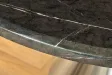 Table ronde effet marbre noir 130 cm piètement chromé — Elegancia