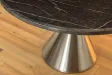 Table ronde effet marbre noir 130 cm piètement chromé — Elegancia