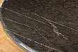 Table ronde effet marbre noir 130 cm piètement chromé — Elegancia