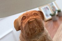 Lampe à poser design de chien 50 cm en bois massif coloris blanc et naturel