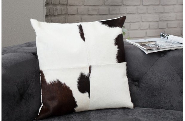 Oreiller en fourrure de vache design patchwork coloris blanc et marron