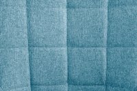 Fauteuil design scandinave coloris bleu claire en tissu avec des pieds en bois massif