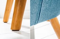 Fauteuil design scandinave coloris bleu claire en tissu avec des pieds en bois massif