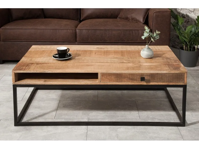 Table basse design industriel de couleur naturelle et noire en bois massif et métal avec un tiroir et une niche