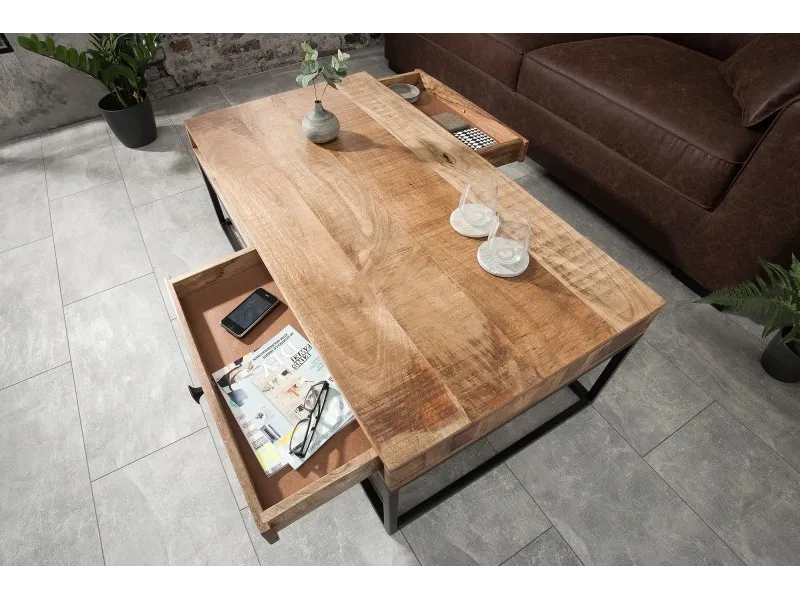 Table basse design industriel de couleur naturelle et noire en bois massif et métal avec un tiroir et une niche