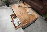 Table basse design industriel de couleur naturelle et noire en bois massif et métal avec un tiroir et une niche