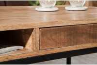 Table basse design industriel de couleur naturelle et noire en bois massif et métal avec un tiroir et une niche