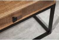 Table basse design industriel de couleur naturelle et noire en bois massif et métal avec un tiroir et une niche