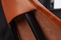 Chaise design en cuir coloris marron clair