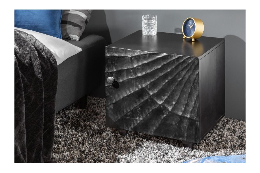 Table de chevet en bois massif sculpté scorpion coloris noir 50cm