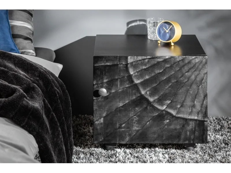 Table de chevet en bois massif sculpté scorpion coloris noir 50cm