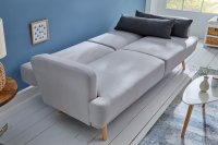 Canapé convertible design scandinave coloris gris claire en tissu avec des pieds en bois massif
