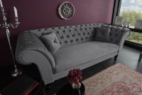 Canapé moderne capitonné de couleur gris argenté en velours avec pieds en bois massif