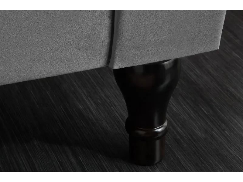 Canapé moderne capitonné de couleur gris argenté en velours avec pieds en bois massif