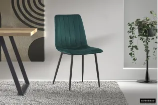 Chaise design en velours coloris vert, pieds noirs