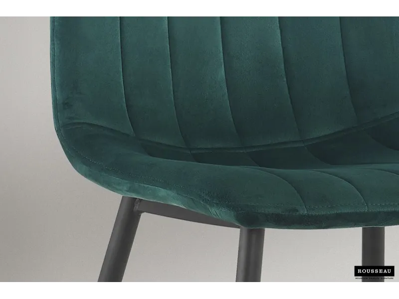 Chaise design en velours coloris vert, pieds noirs
