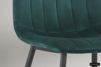 Chaise design en velours coloris vert, pieds noirs