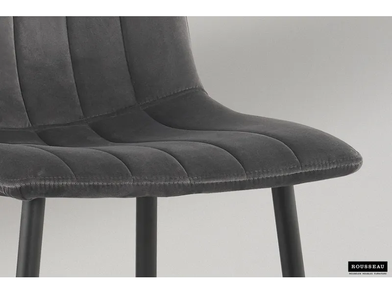 Chaise design en velours, coloris gris foncé, pieds noirs