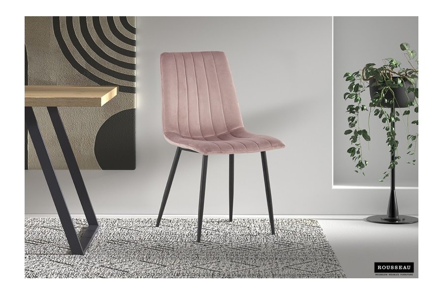 Chaise design en velours coloris rose, pieds noirs