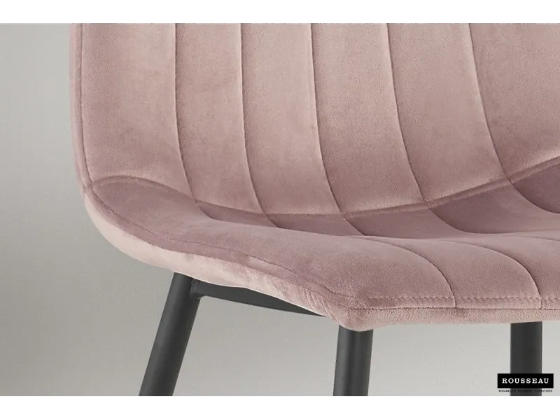 Chaise design en velours coloris rose, pieds noirs