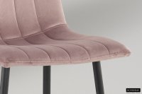 Chaise design en velours coloris rose, pieds noirs