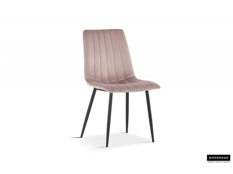 Chaise design en velours coloris rose, pieds noirs