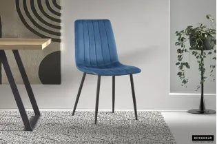 Chaise design en velours coloris bleu, pieds noirs