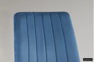 Chaise design en velours coloris bleu, pieds noirs 2