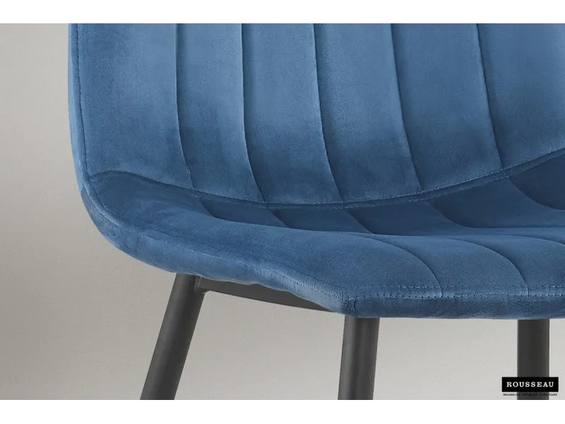 Chaise design en velours coloris bleu, pieds noirs