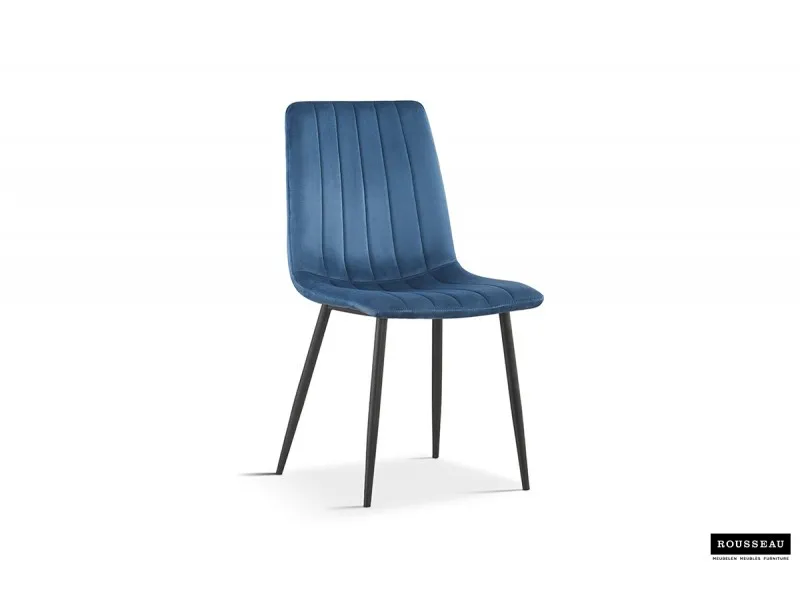 Chaise design en velours coloris bleu, pieds noirs