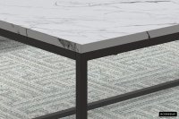 Table basse original "Texas" décor marbre clair et cadre métal noir