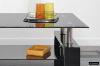 Table basse design coloris noir avec plateau en verre