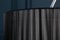 Lampadaire extensible en arc recouvert de fils de nylon noir