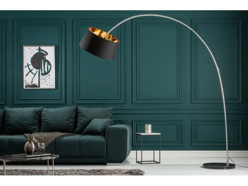 Lampadaire design en métal noir avec abat-jour noir et doré