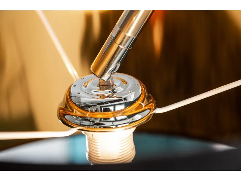 Lampadaire design en métal noir avec abat-jour noir et doré